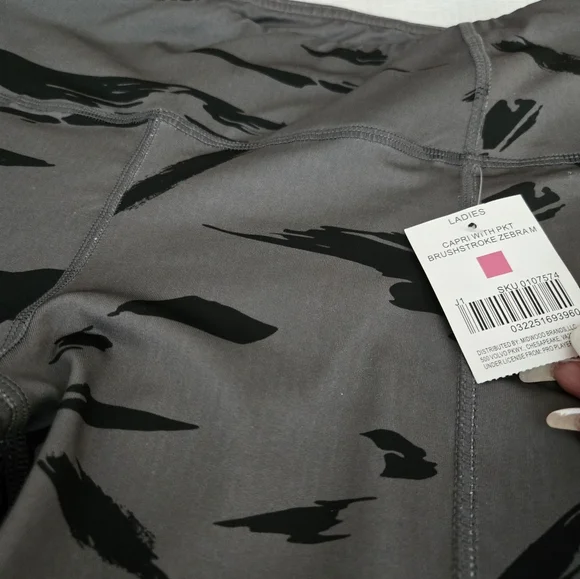 Animal Print Capri sz med - Picture 2 of 4